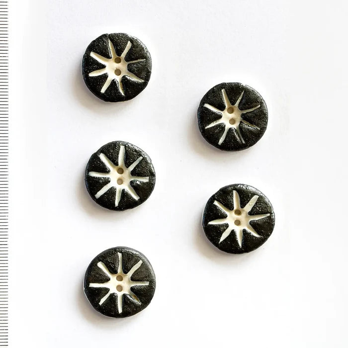 L318 Star Pattern Black and White Buttons - Set of 5