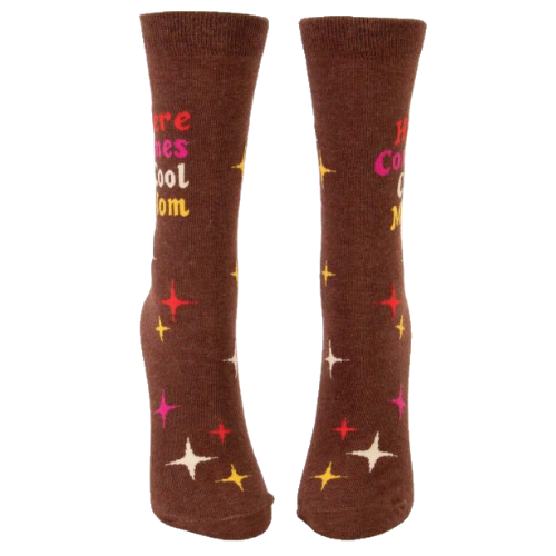 Writing: Here comes cool mom. Stars with a brown back ground.