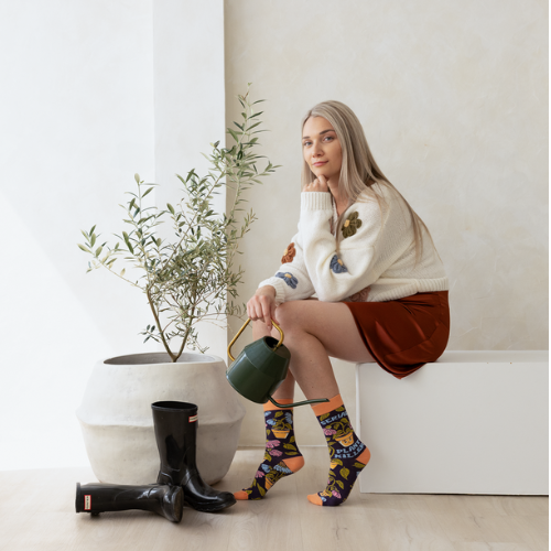 Funny women’s socks featuring ‘Plant Killer’ text – perfect gift for plant lovers with a black thumb